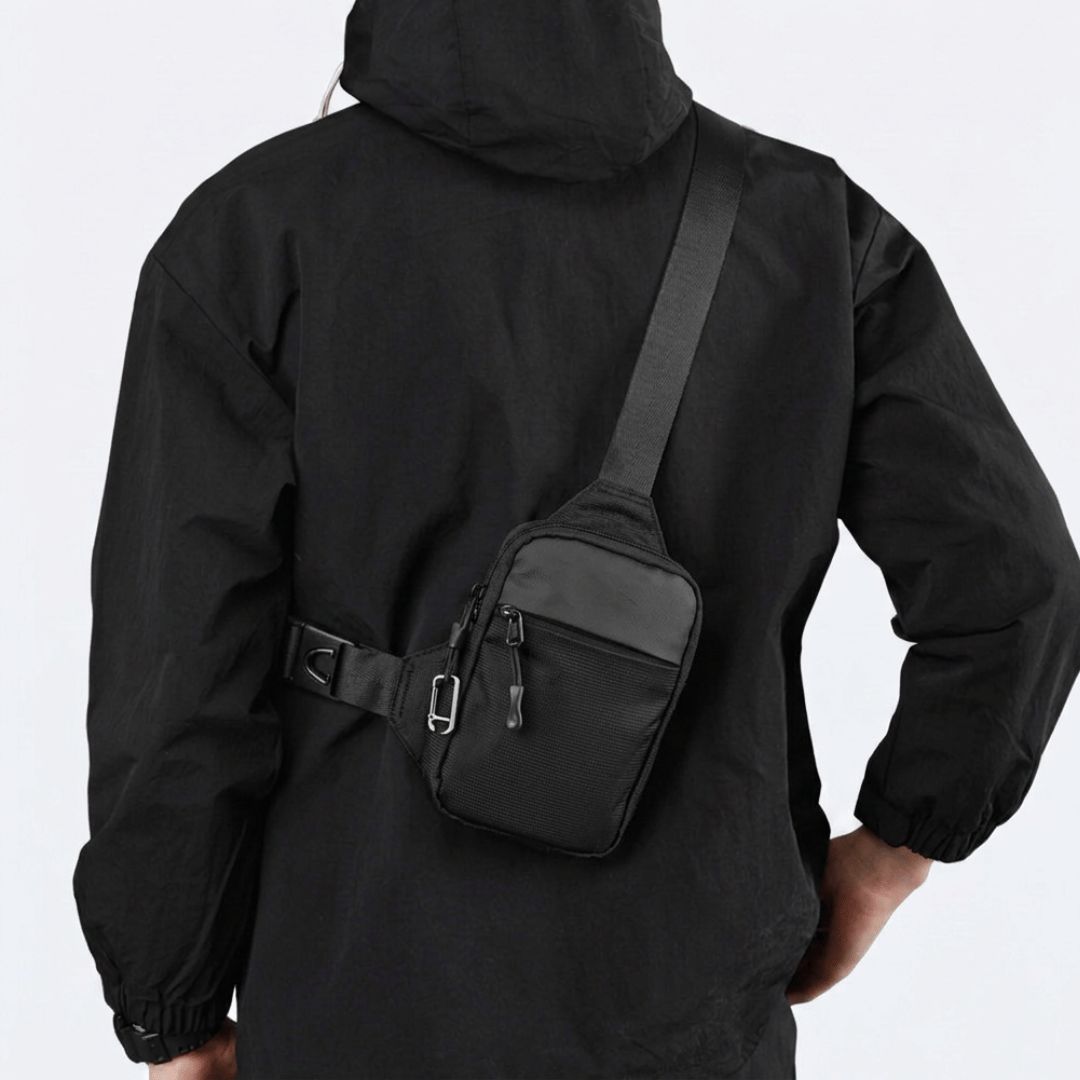 Bandolera llevada cruzada por debajo de una sudadera negra