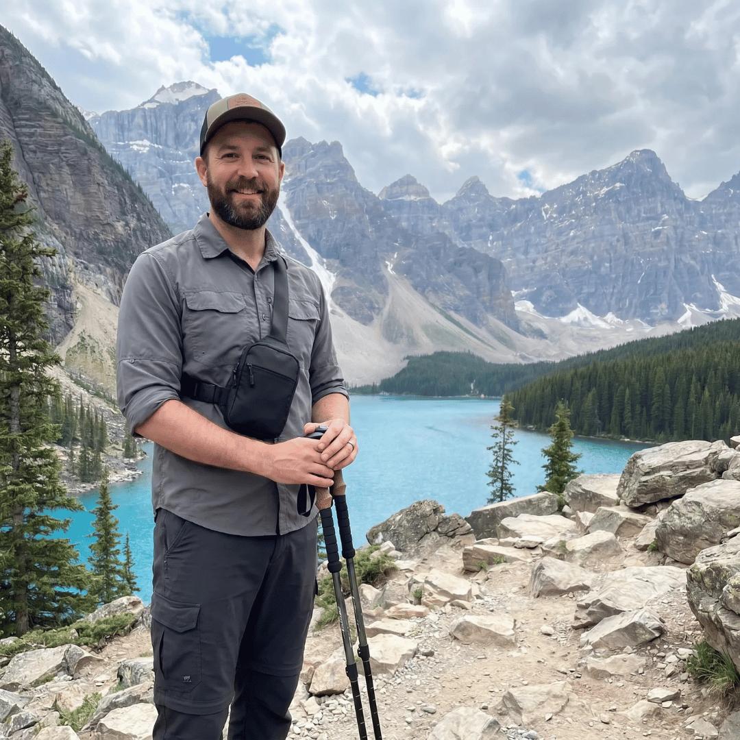 Hombre con la bandolera en un entorno de montana